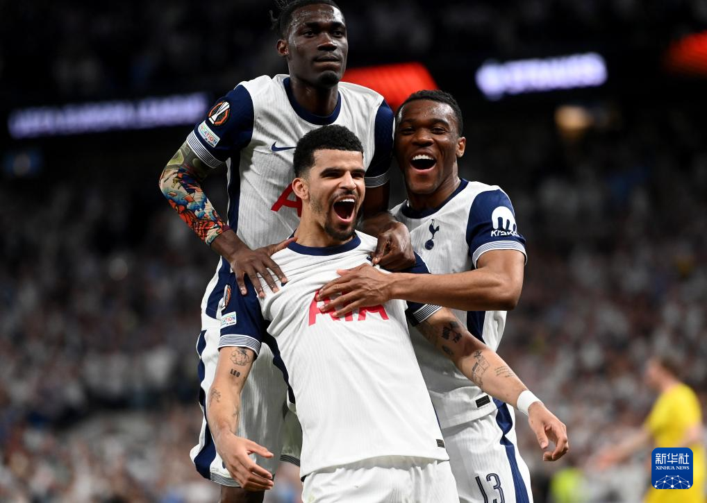 国安全队抵达北京，大兴机场内围满前来接机的国安球迷（国安全队回京，大兴机场挤满前来接机的国安球迷）