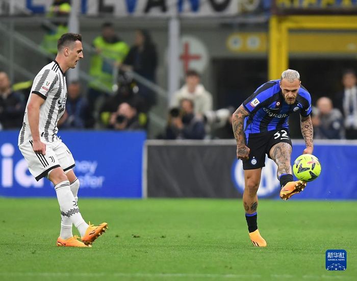 埃芬博格：拜仁前场三人能给卡尔空间，把他与梅西相比没好处（埃芬博格：拜仁锋线三人组能为卡尔创造空间，与梅西对比毫无裨益）