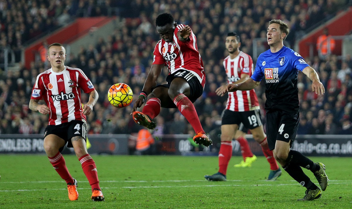 时间线回顾梅西印度行首站闹剧：从球迷夹道欢迎到遭愤怒冲场（从夹道欢迎到愤怒冲场：梅西印度行首站闹剧全程回顾）