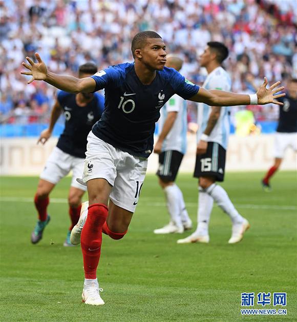 萨拉赫无缘利物浦欧冠名单，斯洛特称俱乐部必须作出回应；此前萨拉赫因未首发炮轰球队（萨拉赫落选利物浦欧冠名单，斯洛特称俱乐部须给出回应；其此前因未获首发公开抨击球队）