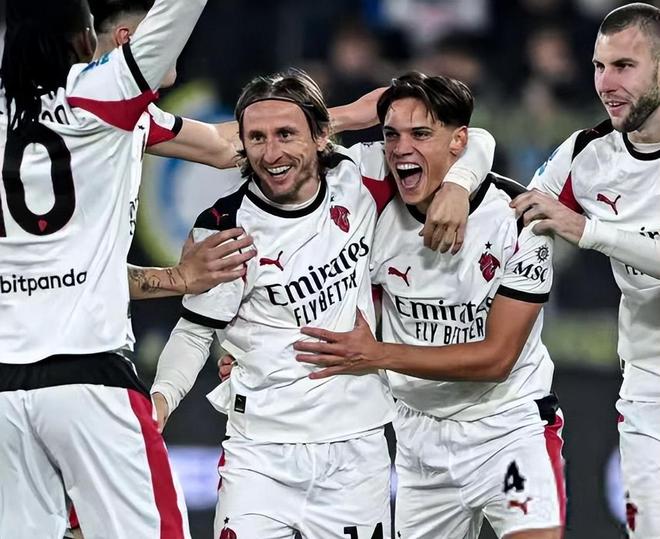 解析国米中场名将，球迷怒斥到莱万为他点赞，双刃剑用好能成惊喜（国米中场名将深度解读：从遭球迷怒喷到获莱万点赞，善用这把双刃剑或带来惊喜）