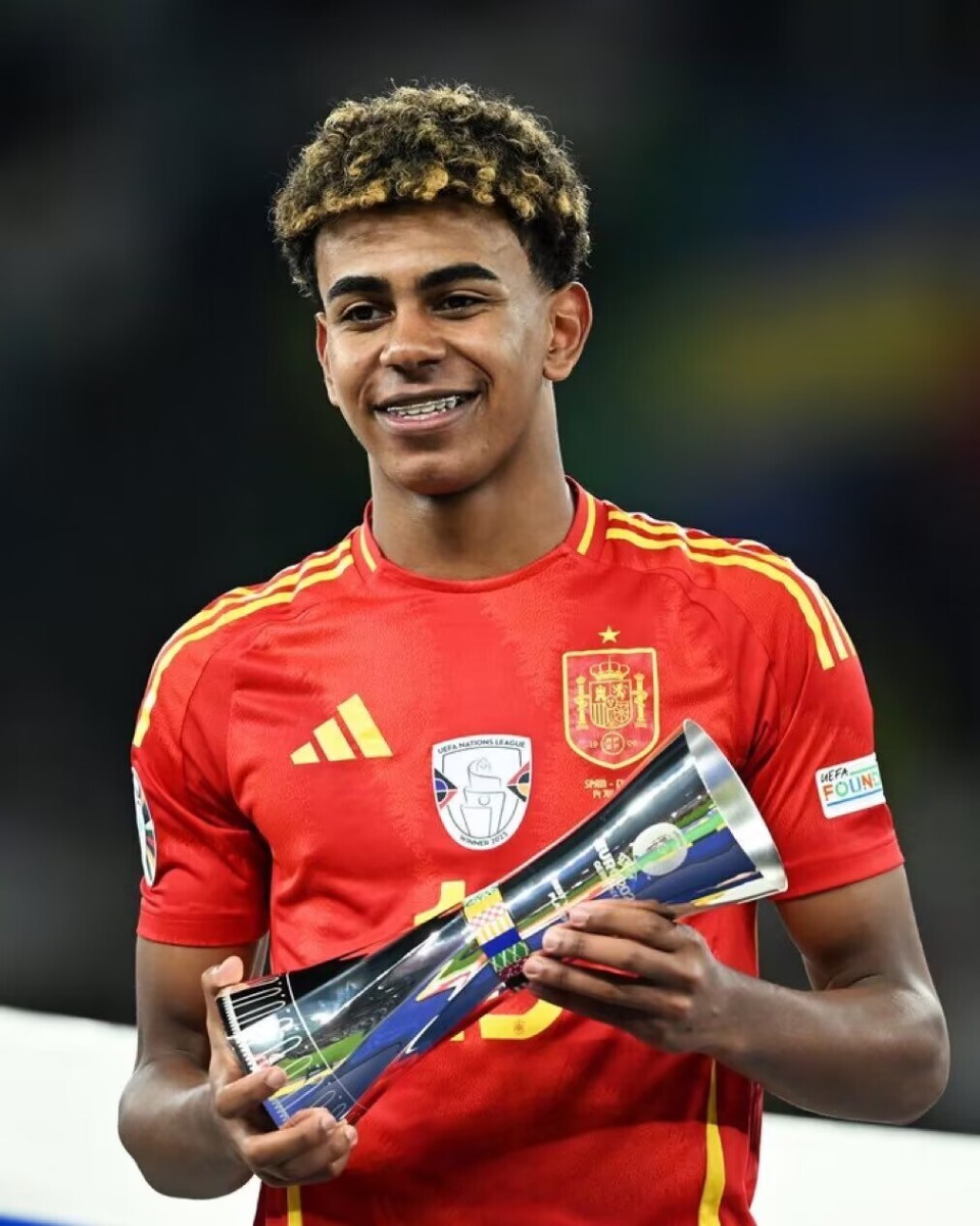 波多尔斯基：现在的拜仁踢得很有统治力；希望阿森纳英超夺冠（波多尔斯基：拜仁如今展现统治力，盼阿森纳问鼎英超）