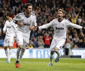 太开心了，马斯切拉诺赛后发布会上遭球员们啤酒浴“突袭”（赛后发布会大欢乐：球员突袭为马斯切拉诺献上啤酒浴）