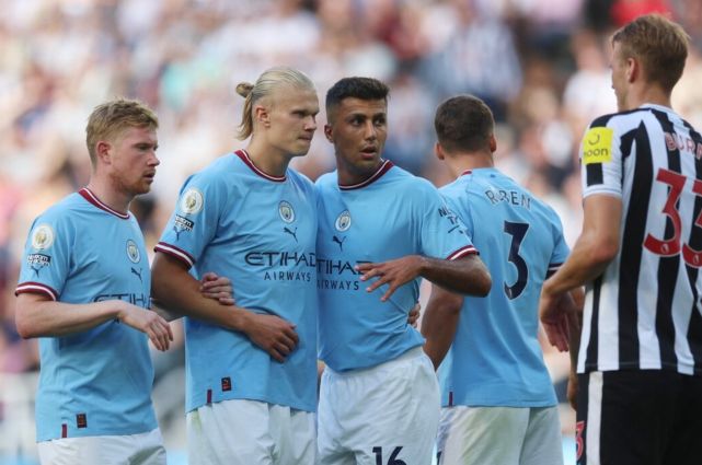 王曼昱击败帕瓦德，梁靖崑被勒布伦逆转，没把握住局点（王曼昱力克帕瓦德，梁靖崑遭勒布伦逆转，关键局点未能把握）