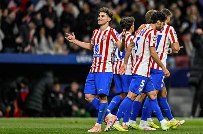 皇马下赛季主场球衣谍照：经典白色主色调，深绿镶边+粉红三道杠（皇马新赛季主场球衣曝光：经典纯白基调，深绿滚边配粉色三条纹）