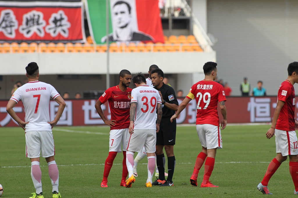 诺伊尔：第三球我知道出击会冒很大风险，当时想提前化解危险（诺伊尔谈第三球：明知出击风险极大，只想提前化解险情）