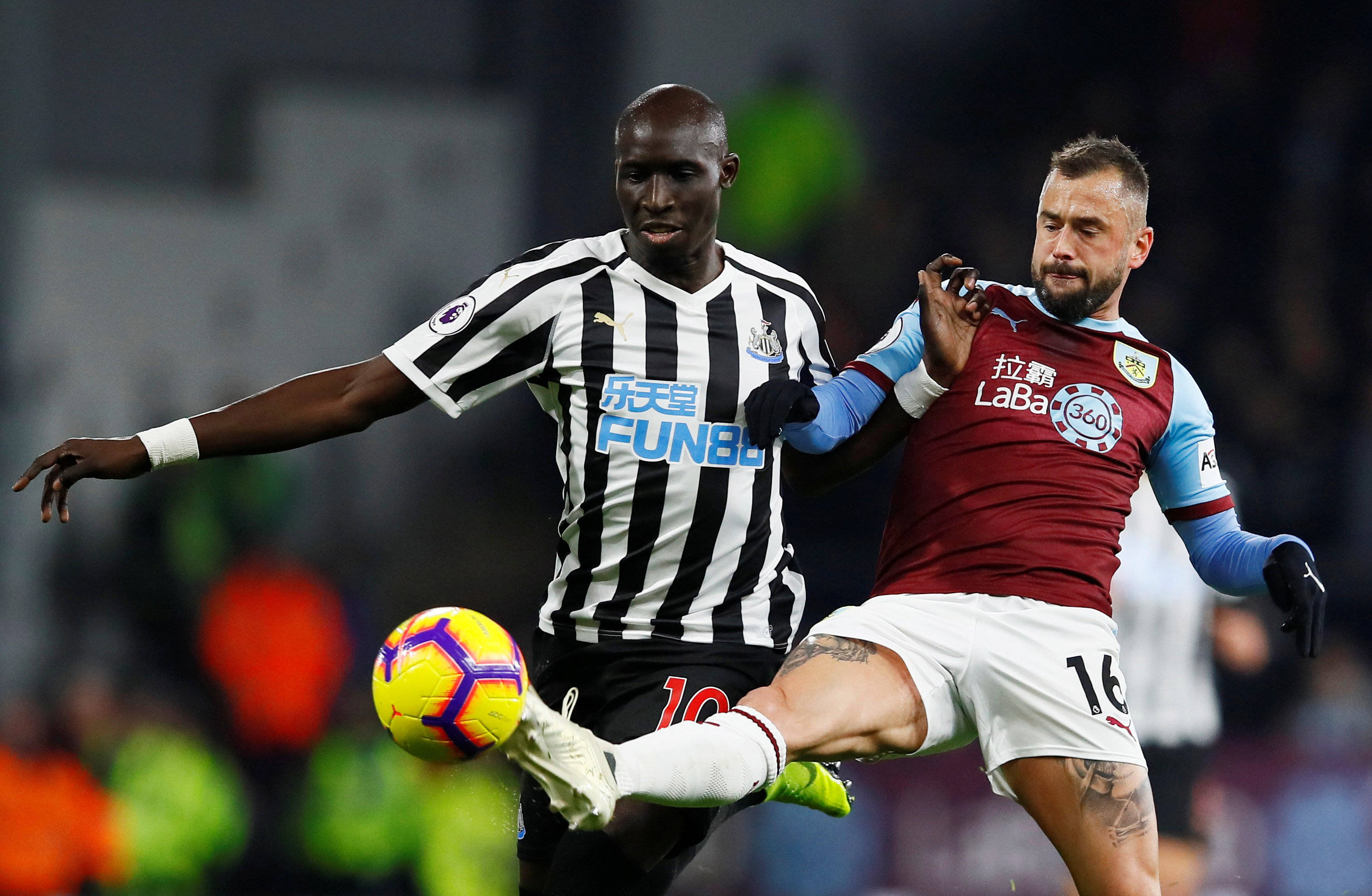 西甲爆大冷！9人皇马0-2竟不敌保级队！阿隆索怒批：裁判故意针对（西甲大冷门！皇马九人应战0-2负于保级队，阿隆索怒斥：裁判在针对）