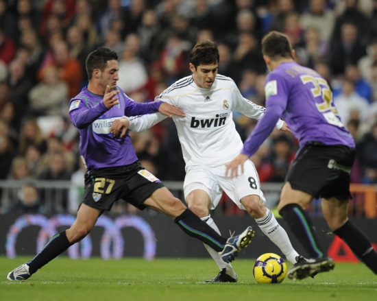 萨勒马克尔斯比赛里与裁判对峙，还被裁判踢了一脚（萨勒马克尔斯赛中与裁判争执，遭裁判一脚踢中）