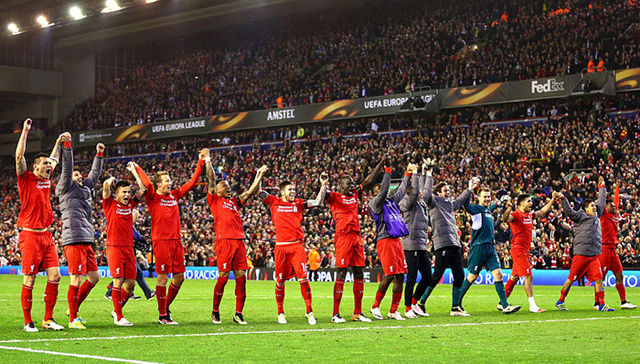 AL晒和拜仁跨界联动：老板菲菲和拜仁名宿皮萨罗交换队服（AL携手拜仁跨界互动：老板菲菲与名宿皮萨罗互换球衣）