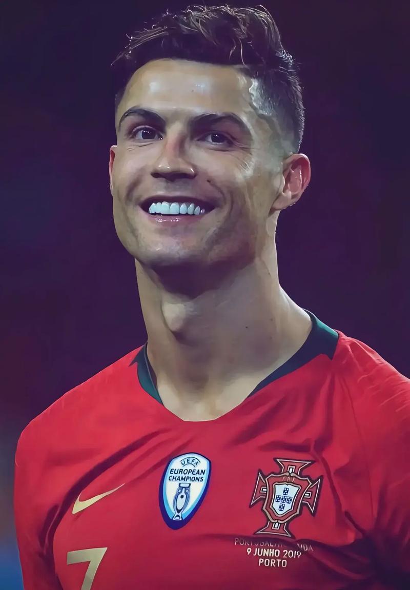 体育精神，霍伊伦祝贺麦克托米奈和苏格兰晋级世界杯（霍伊伦致贺麦克托米奈与苏格兰晋级世界杯，彰显体育精神）