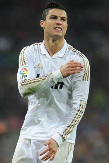 热刺连胜势头迅猛（热刺豪取连胜，气势如虹）